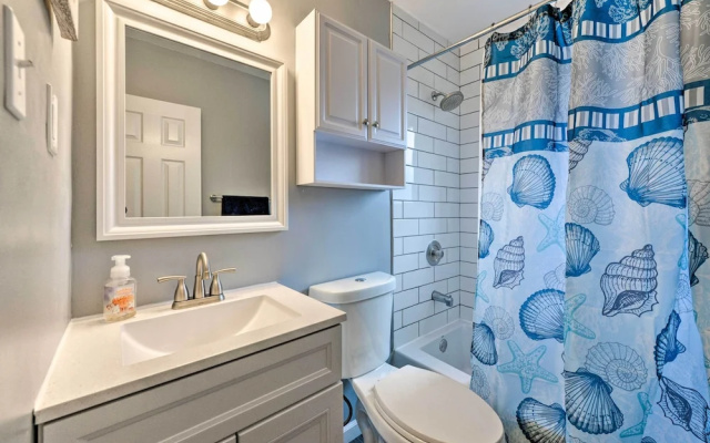 Beach Block Wildwood Condo - Proximity to Dining!