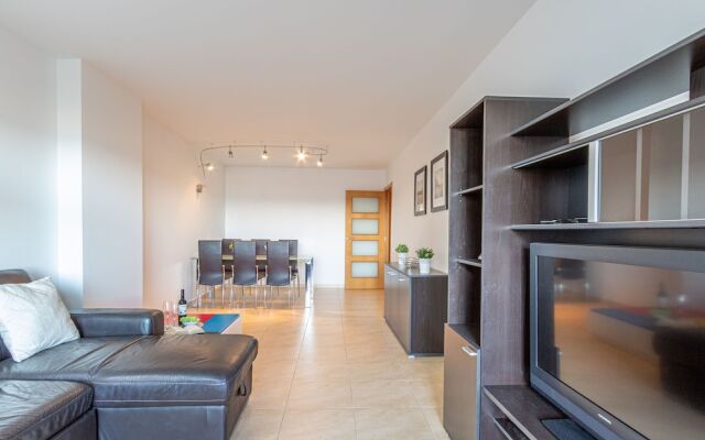 Apartment With 3 Bedrooms, sea Views and Pool
