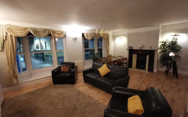 Huge 6-bed Apartment in Darlington Centre