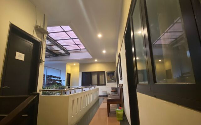 Bandoeng Guest House by Pesen Kamar