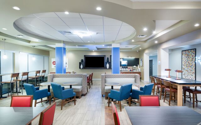 Holiday Inn Express & Suites Lakeland South, an IHG Hotel