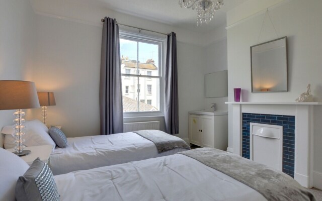 Apartment in Old-style With bay Window, a Modern Kitchen and a Warm Chimney