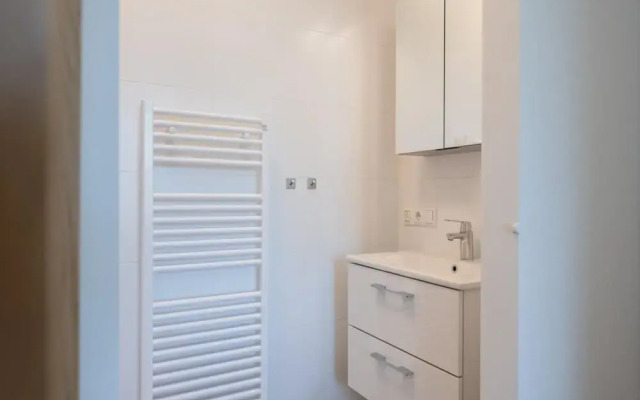 Spacious Waterfront Apartment