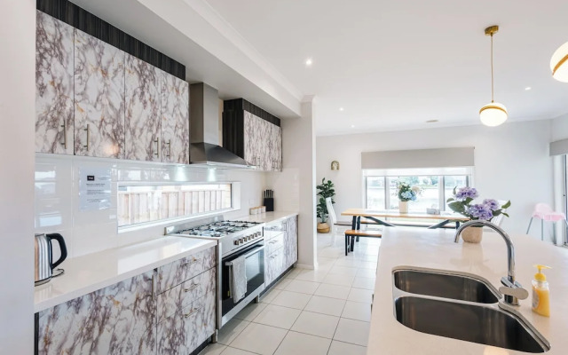 Luxury Waterfront Grand Villa in Melbourne