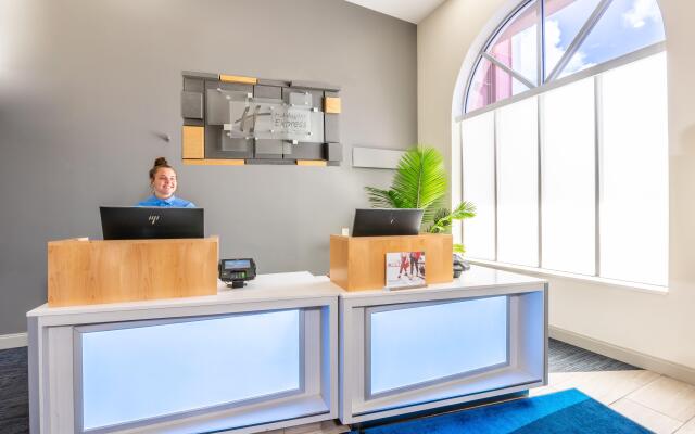 Holiday Inn Express & Suites Bradenton West by IHG