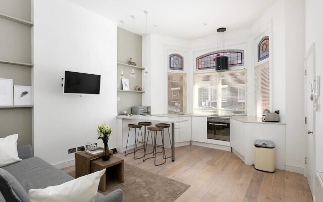 Bright 2BR Home in West Kensington, 6 Guests