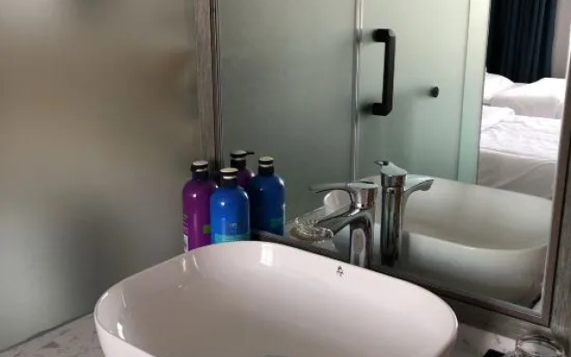 Tonghai Yunshang Impression Theme Hotel