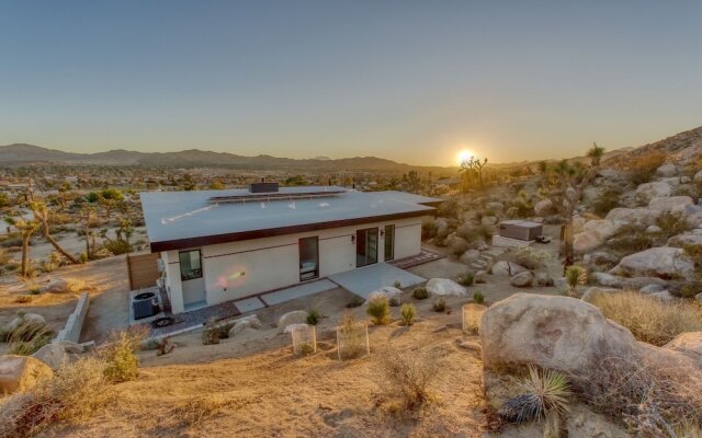 Desert Ridge - Hot Tub, Fire Pit, Bbq, Out Door Shower & Incredi 2 Bedroom Home by RedAwning