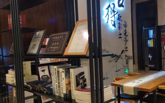 Chengkong Carrey International Hotel (Jingmen Railway Station Jingchu University of Technology)