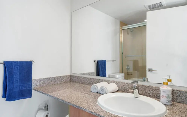 Luxe 2BR Condo w Skyline Views In-suite Laundry
