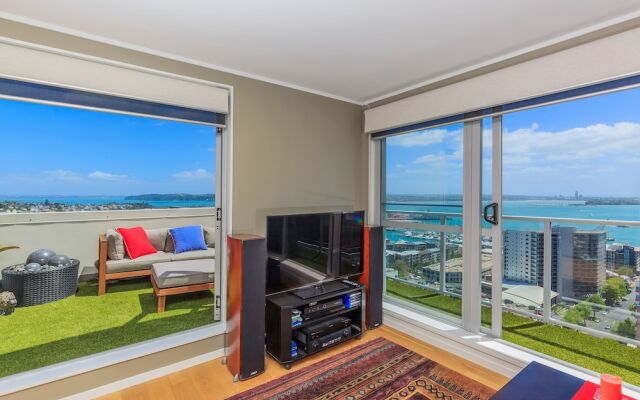 Modern Apartment Short Walk to SkyTower