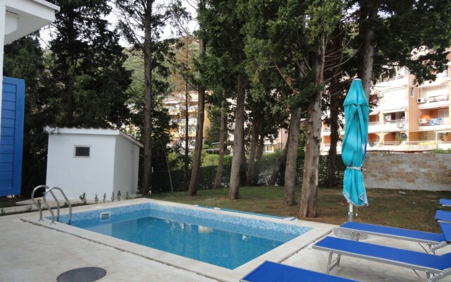 Petrovac Holiday House with pool