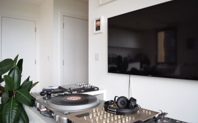 Stylish Flat With A Balcony Over Canal In Bethnal Green