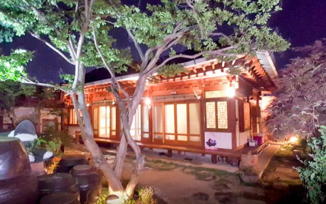 Jeonju Omokheon Hanok Stay