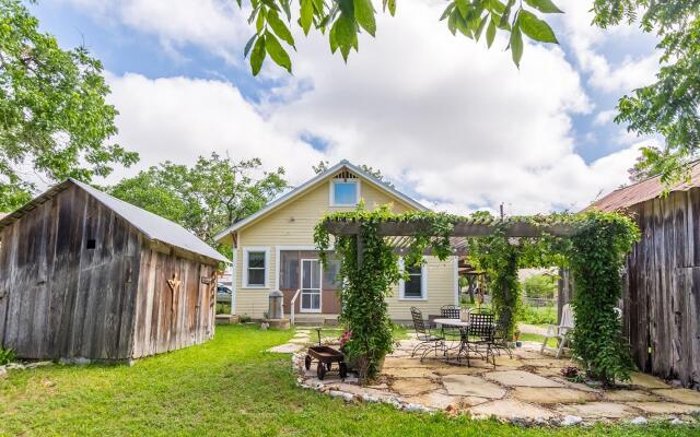 Mistletoe House in Fredericksburg