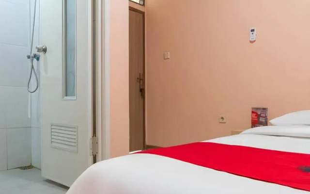 RedDoorz near Istana Plaza 2