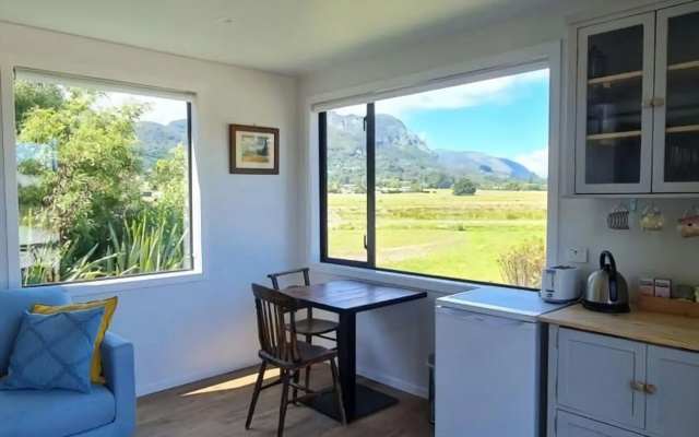 Beach Break Cabin Two – Guest Rooms – Golden Bay