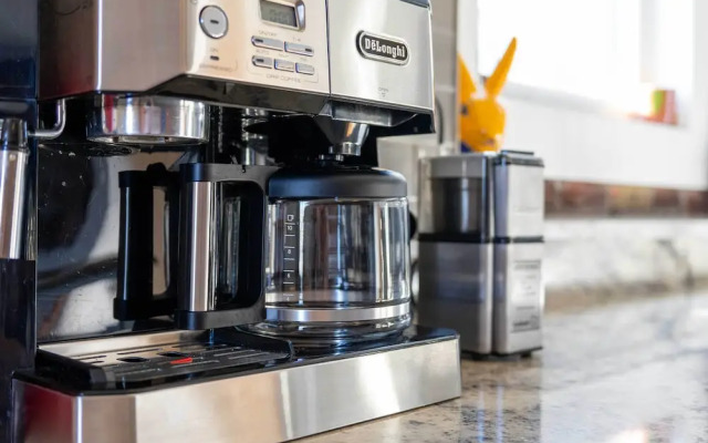 Modern Knoxville Gem: Near Campus & Eateries!