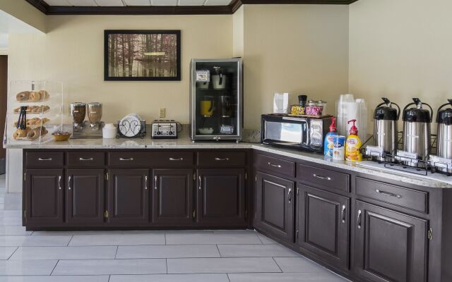 Red Roof Inn & Suites Fayetteville - Fort Bragg