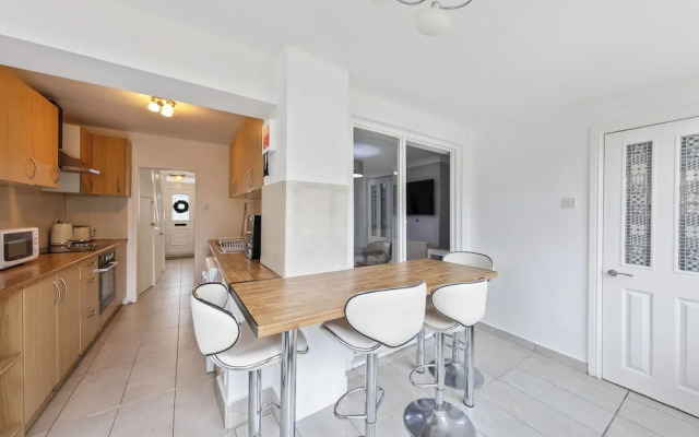 Leslie Road Retreat - Charming 4-bed House