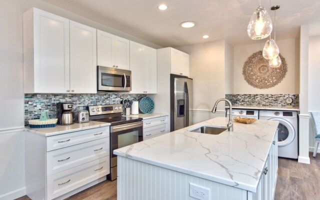 Sardinia Vacation Rental: Delightful Coastal Home near Vanderbilt Beach. Relax in a Private Pool and Spacious 4-BR Retreat with Modern Amenities. Ideal for Families. Minutes from Mercato and Local Attractions