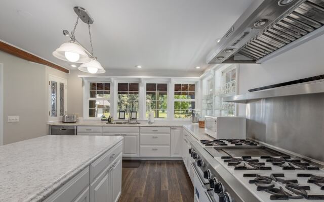 Family Cabin 5 Bedroom Home by NW Comfy Cabins