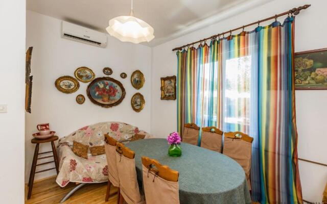 Villa Paladin - Spacious Villa with Pool near Garden Resort - 7 Min walk