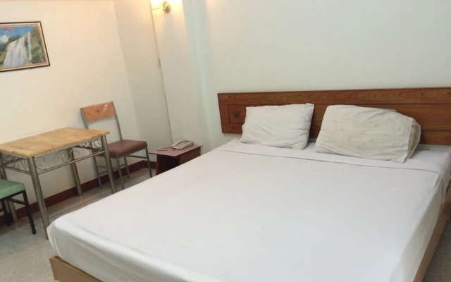 OYO 1161 Sathorn Mansion