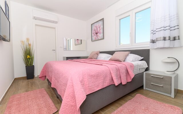 Luxury 90 m2 Apt.w.balcony & Spectacular sea View