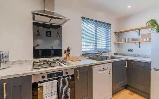 Upscale 2 Bed & Bath Flat in Newport