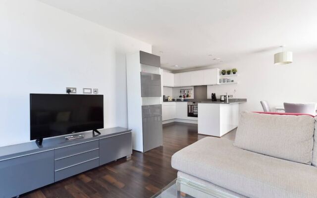 Superb Apt For 6 W Balcony, 10Mins To East Putney