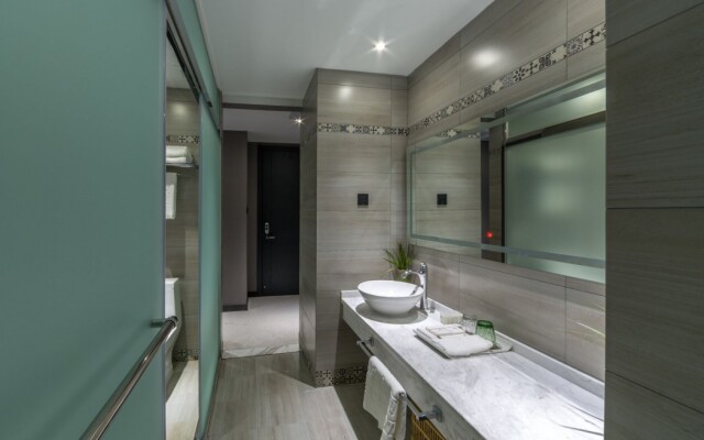 Eaves Art Hotel