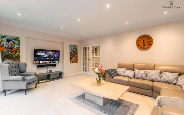 Hidden Gem! Luxury 5 Bed Near Warner Bros Studios