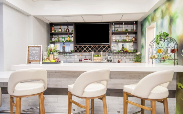 Avalon Hotel & Suites Alexandria