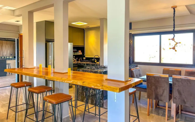 Casa com 4 Su tes Jacuzzi e Lareira Externa