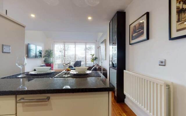 Short let - Penthouse Apartment With West-facing Terrace