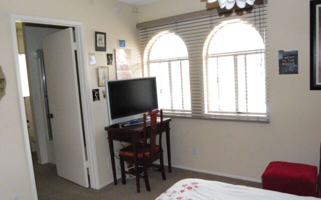 Bed and Breakfast in Hollywood Hills