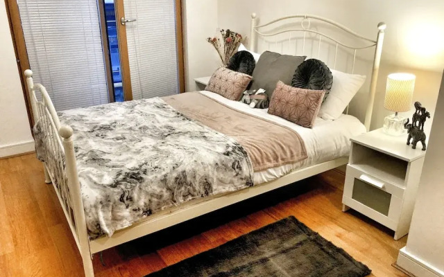 Elegant Apartment in The Wharf