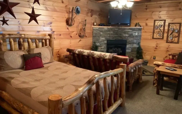 5 O' Clock Somewhere 3 Bedroom Cabin by RedAwning