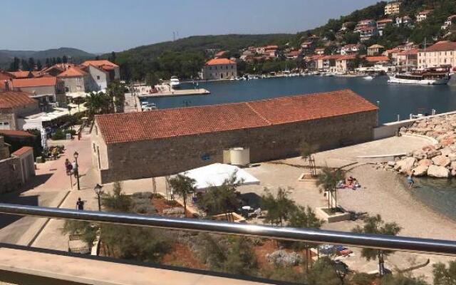 Sea view apartment near the beach 1-Jelsa center