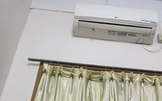 SPOT ON 93270 Handisa Homestay SyariahNearKedai Kopi Atien