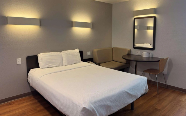 Motel 6 Simi Valley, CA