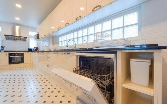 5 Bedroom Pool Villa In City Center- Bv1