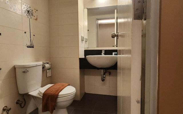Prom Ratchada Hotel