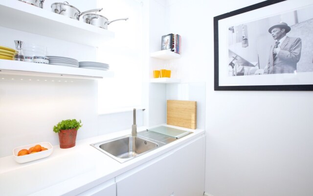 JOIVY English Retro 2BR Apt Near Battersea Park