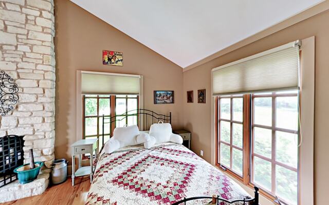 7BR 5 5BA Spicewood Sanctuary by RedAwning