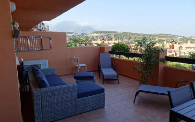 CASARES appart 2 ch dans parc tropical avec vue sur mer, montagne et piscine