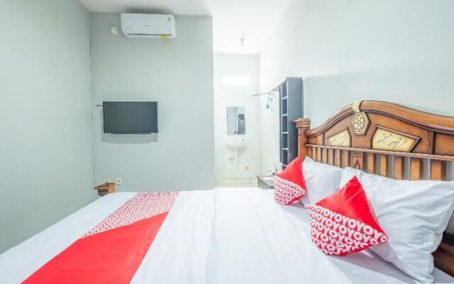 OYO 1398 Kawaluyaan Near RS AMC