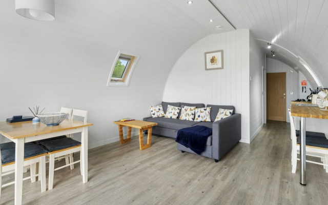 Chalet in Hertford With Lakeview Hot Tub