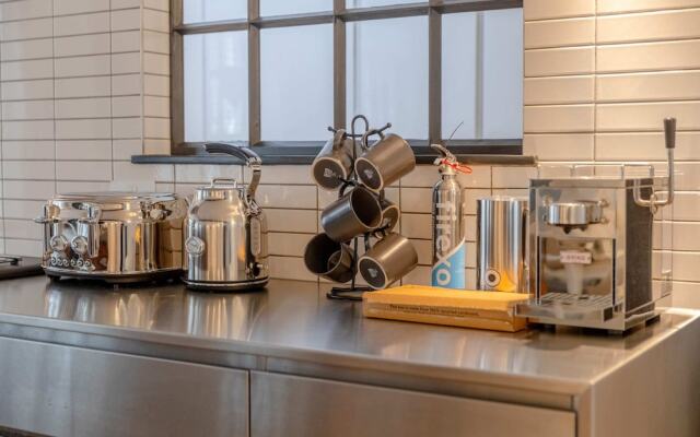 Sleek & Stylish 2BD Flat - Warren Street